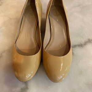 Cole Haan beige patent leather wedge shoes. size 7.5b with NikeAir. Like new